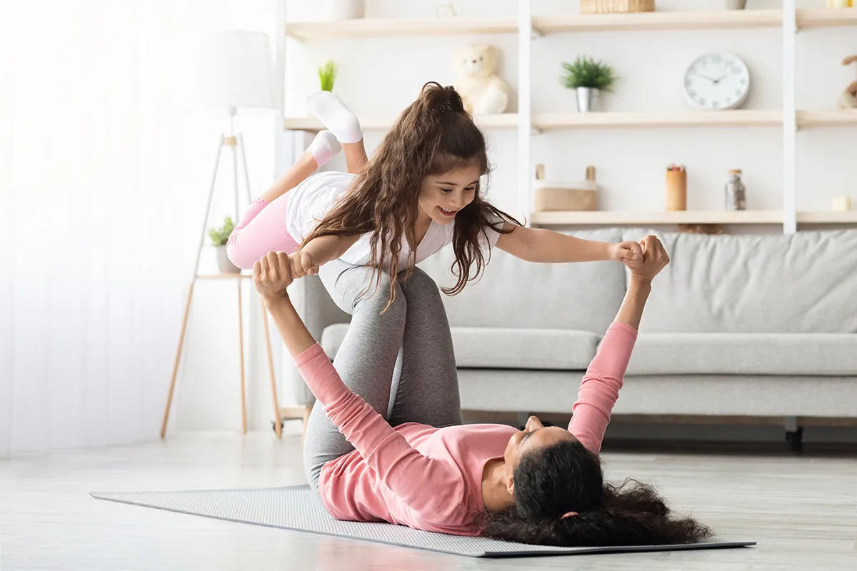 Activité physique mère-enfant à domicile favorisant le bien-être et la motricité.