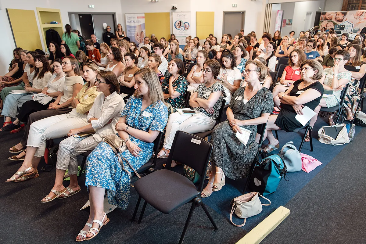 Participants lors d’une conférence professionnelle sur la santé des femmes et la périnatalité.