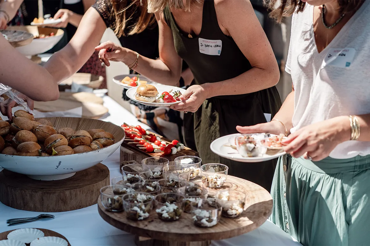 Buffet convivial lors d’un événement professionnel en santé de la femme et périnatalité.